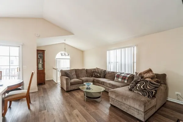 $350,000 | 634 Le Parc Circle, Unit 634, Buffalo Grove, IL 60089