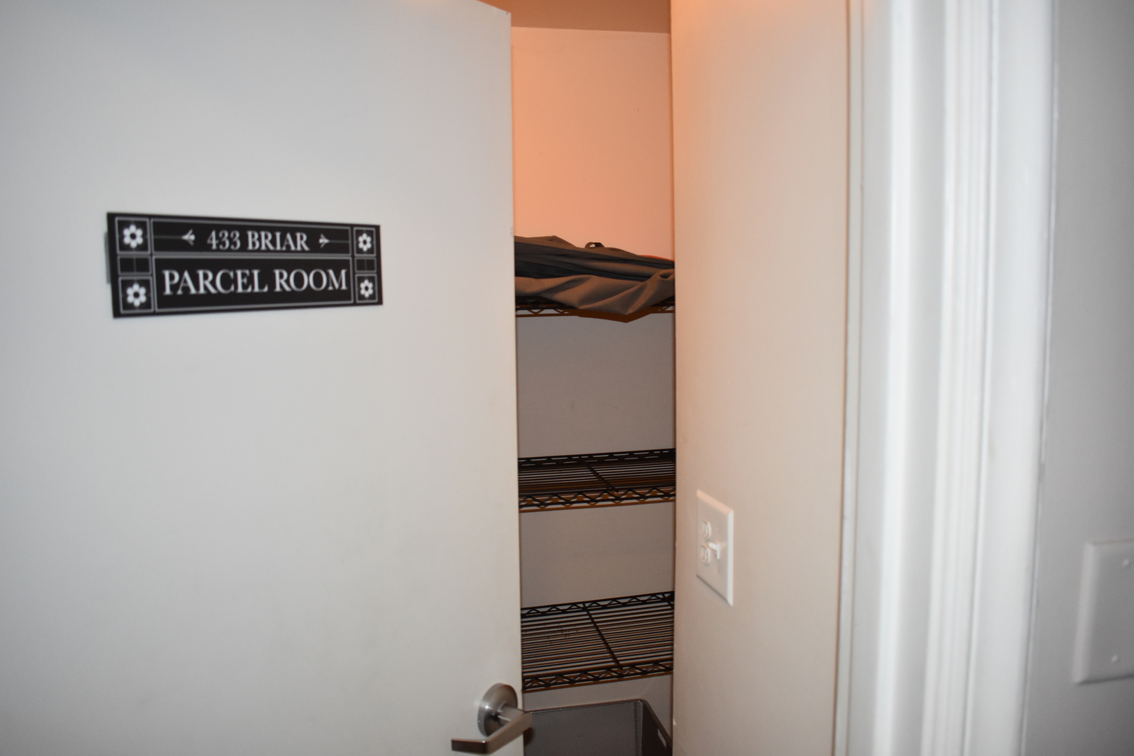 433 West Briar Place, Unit 1D Chicago, IL 60657 - Photo 12 of 12 a view of a hallway