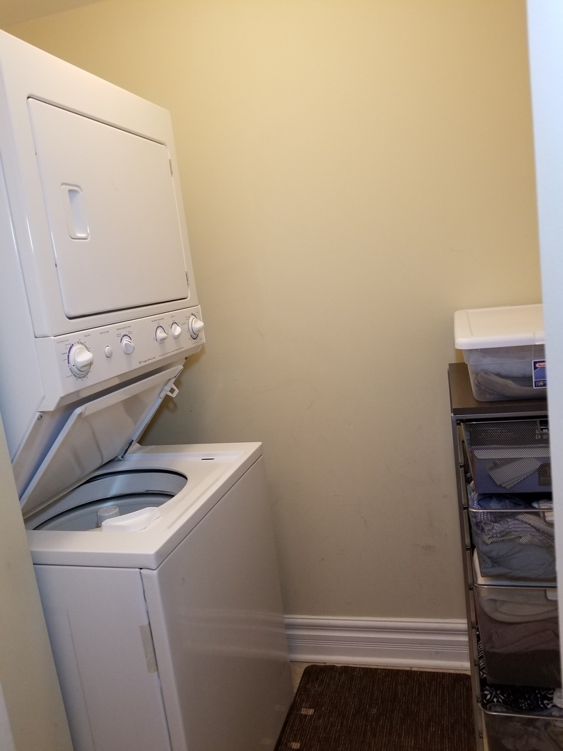 433 West Briar Place, Unit 1D Chicago, IL 60657 - Photo 8 of 12 a bathroom with a sink and a toilet