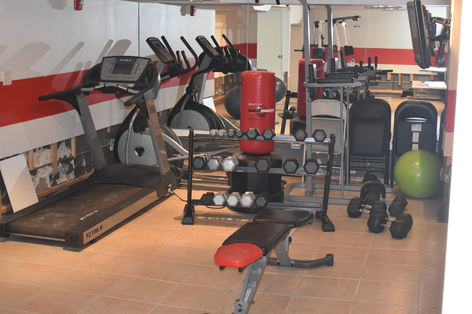 433 West Briar Place, Unit 1D Chicago, IL 60657 - Photo 10 of 12 a room with musical instruments