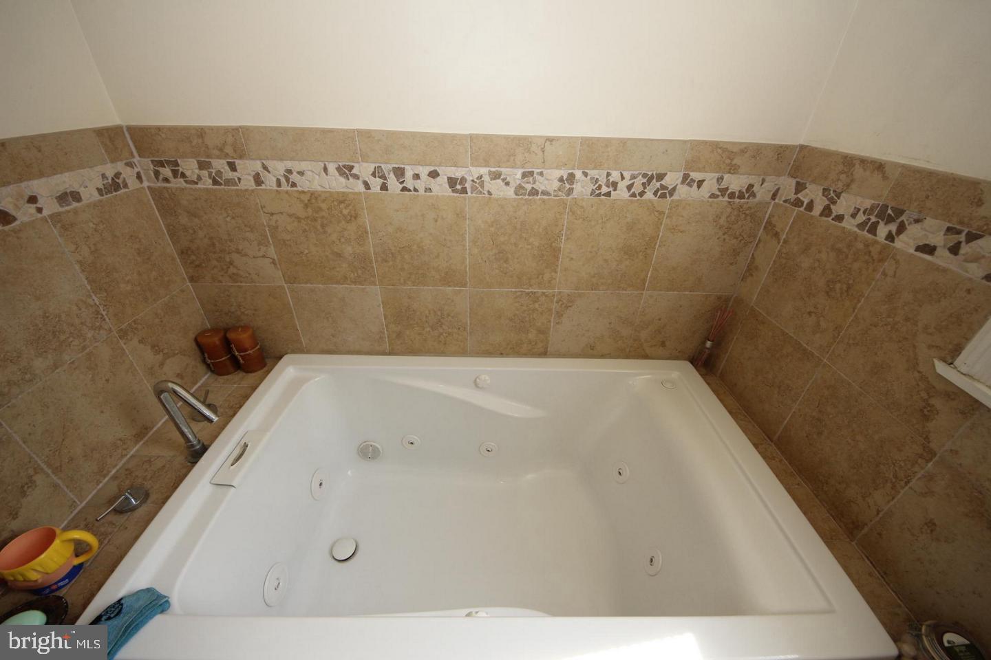 1932 Summit Place Northeast Washington, DC 20002 - Photo 17 of 26 a bathroom with a tub