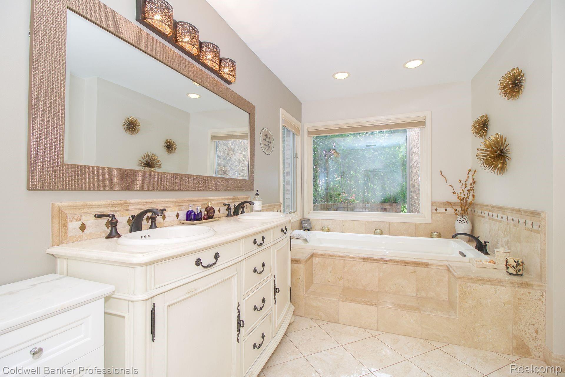 31226 Country Ridge Circle Farmington, MI 48331 - Photo 27 of 50 country mbath tub.jpg