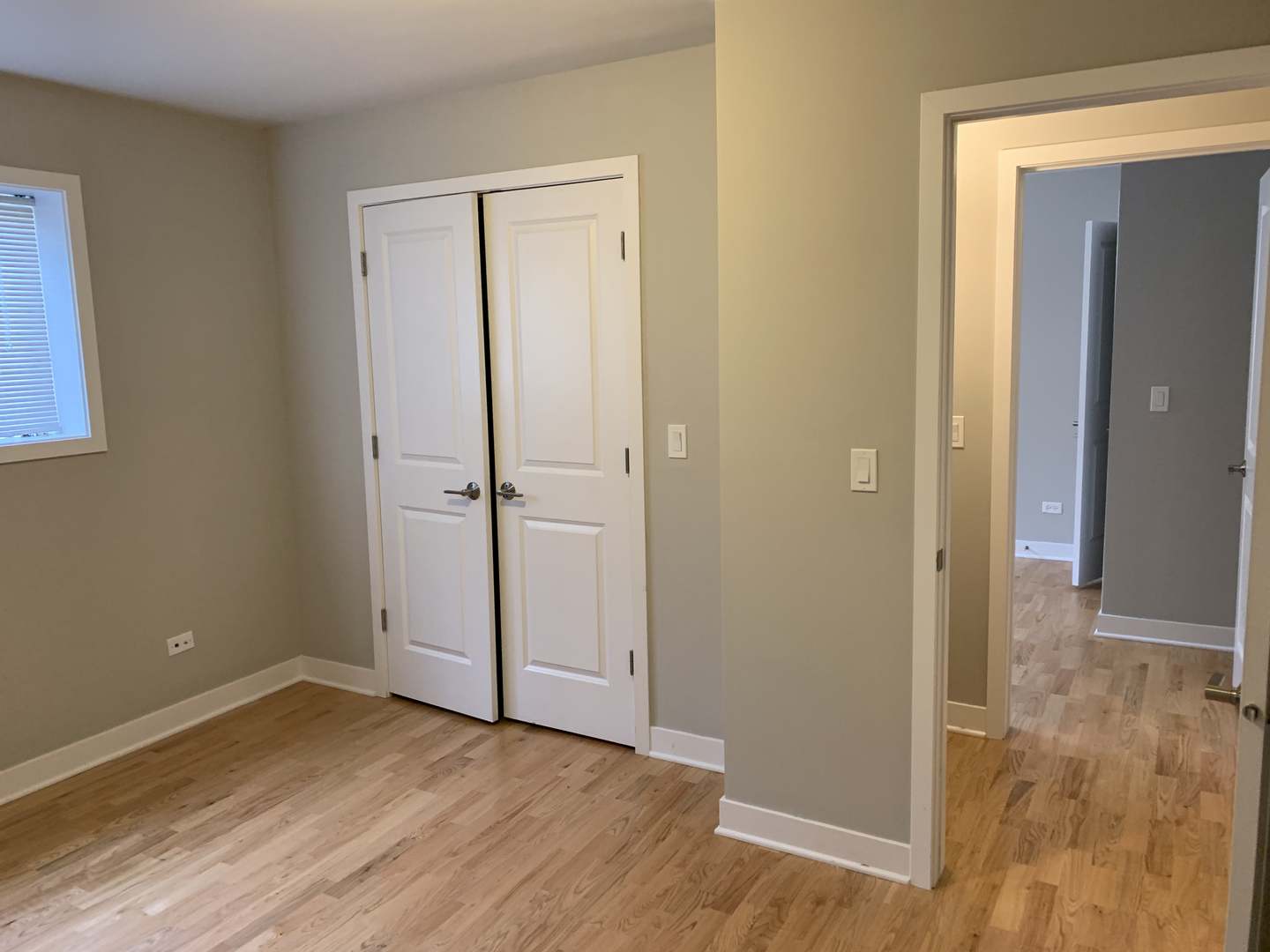 6125 North Clark Street, Unit 104 Chicago, IL 60660 - Photo 17 of 25 an empty room with wooden floor and mirror