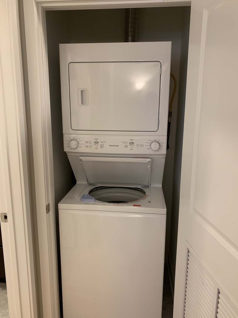 6125 North Clark Street, Unit 104 Chicago, IL 60660 - Photo 22 of 25 a utility room with dryer and washer