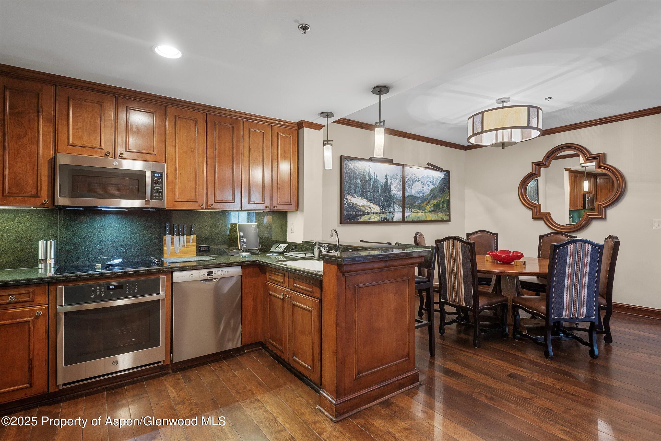 39 Boomerang Road, Unit 8411/ WINTER INTEREST 14 Aspen, CO 81611 - Photo 8 of 21 08-39BoomerangRd8411_250520008