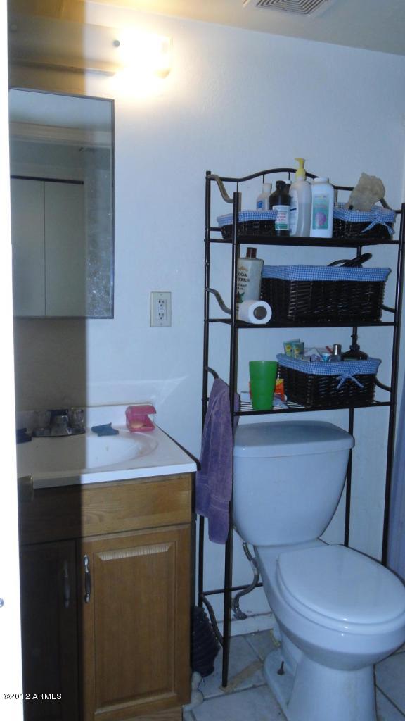 1601 West Vineyard Road Phoenix, AZ 85041 - Photo 8 of 21 DSC06548