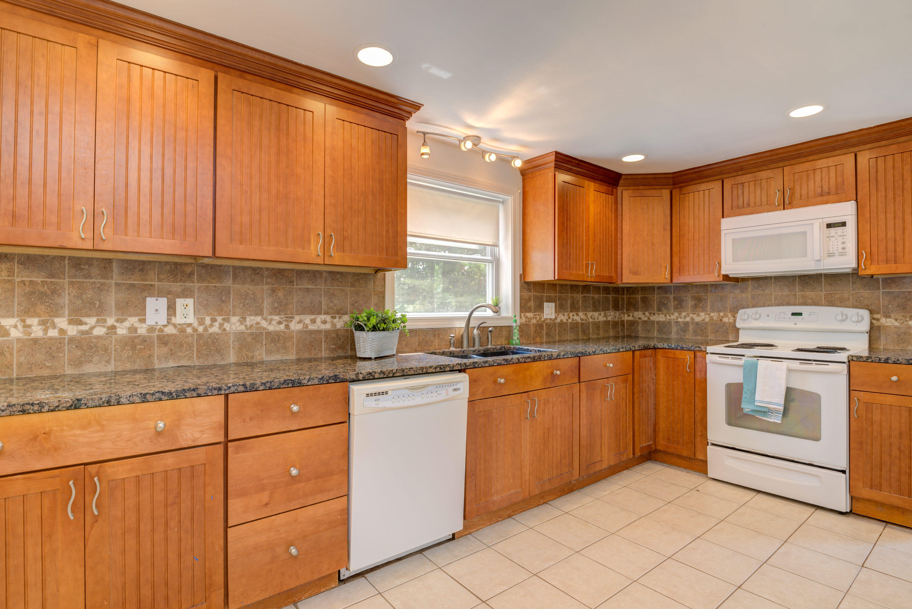 181 Guinea Road Biddeford, ME 04005 - Photo 6 of 33 Kitchen