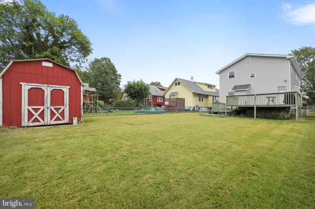 a view of an house with backyard space and swimming pool