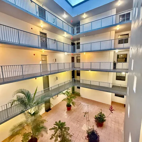 $2,200 | 546 Southwest 1st Street, Unit 403, Miami, FL 33130