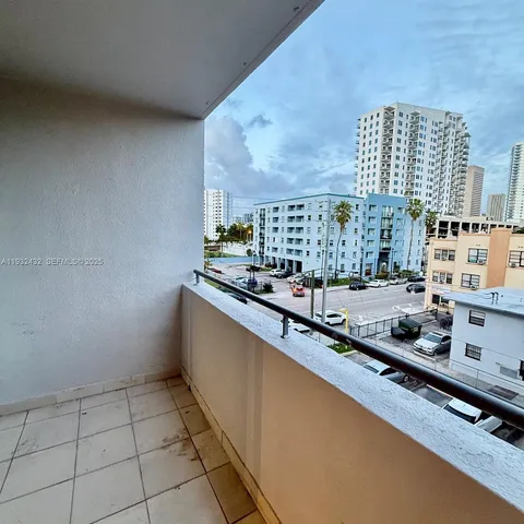 $2,200 | 546 Southwest 1st Street, Unit 403, Miami, FL 33130