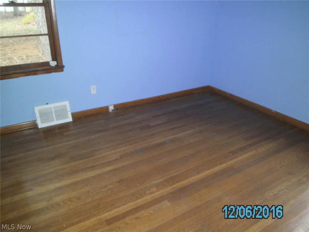 4588 Emerson Road Cleveland, OH 44121 - Photo 8 of 11