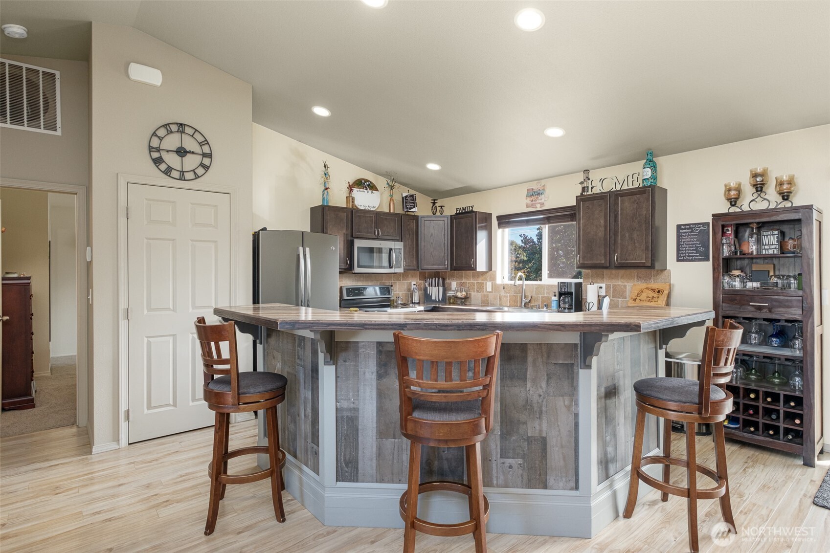 52 Linda Ridge Loop Ephrata, WA 98823 - Photo 12 of 40 a kitchen with a table and chairs in it