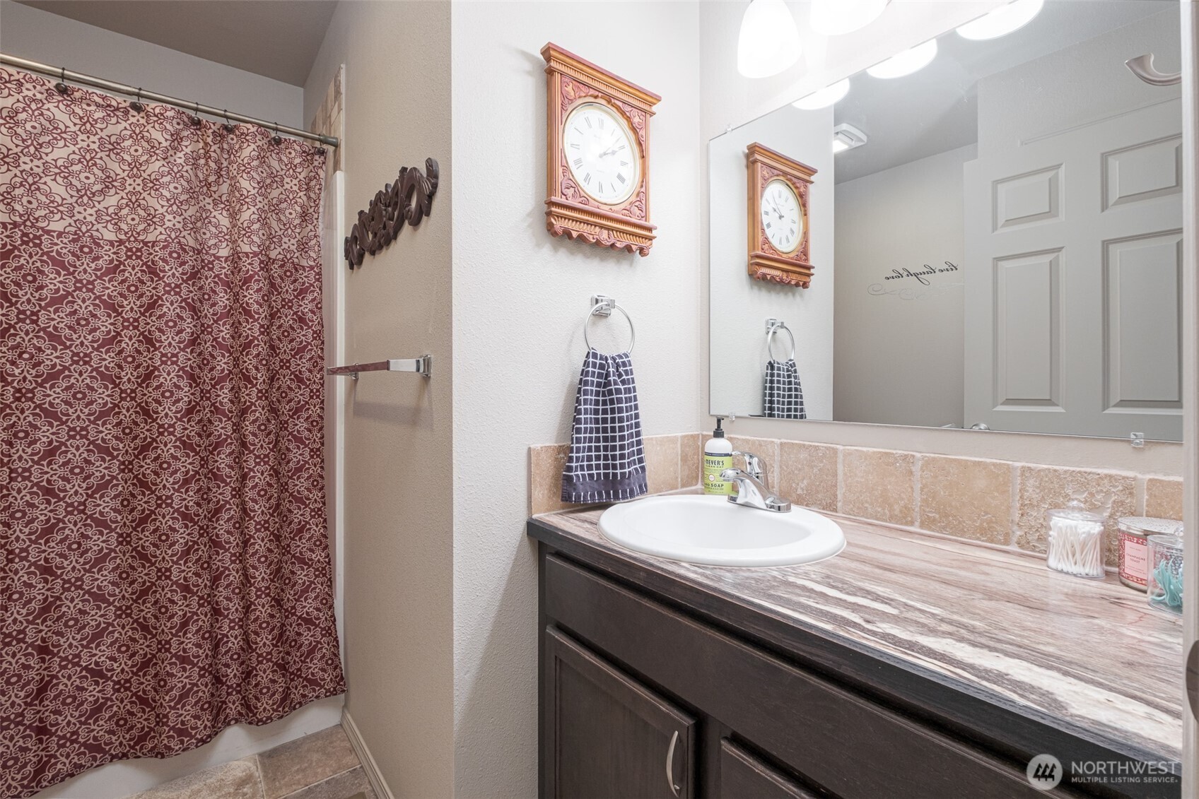 52 Linda Ridge Loop Ephrata, WA 98823 - Photo 18 of 40 a bathroom with a sink and a mirror