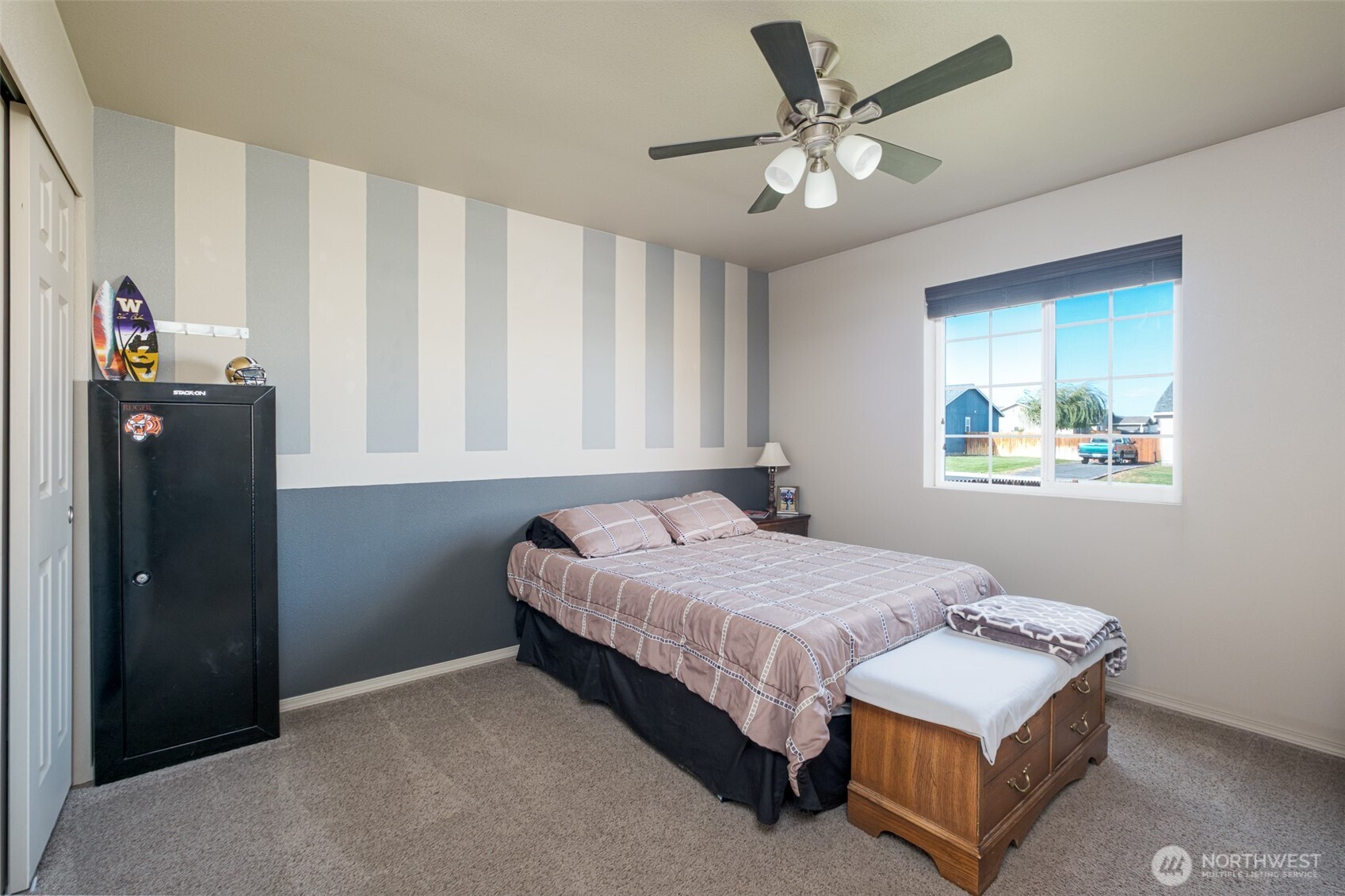 52 Linda Ridge Loop Ephrata, WA 98823 - Photo 19 of 40 a bedroom with a bed and a chandelier