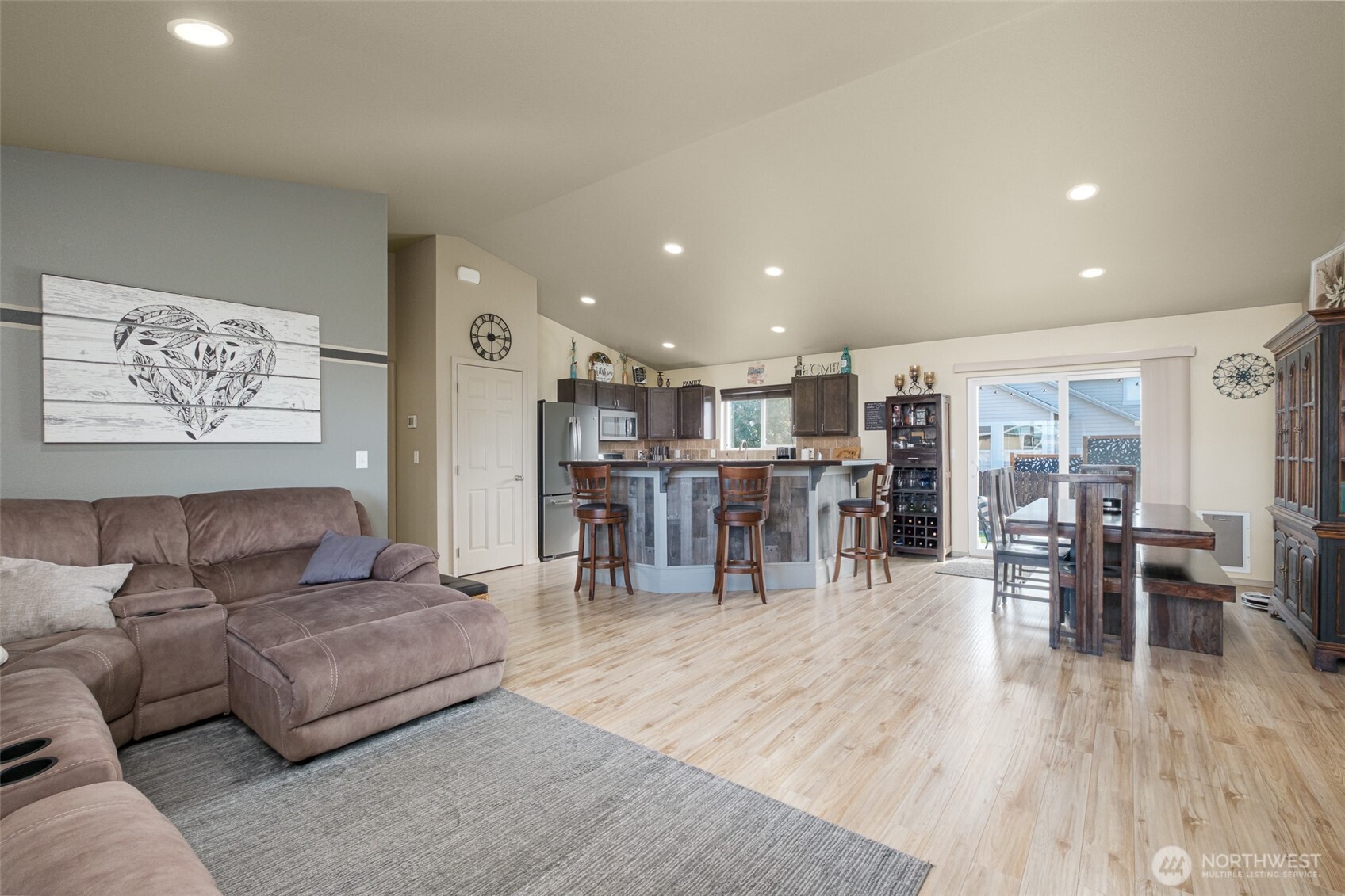 52 Linda Ridge Loop Ephrata, WA 98823 - Photo 3 of 40 a living room with furniture and wooden floor