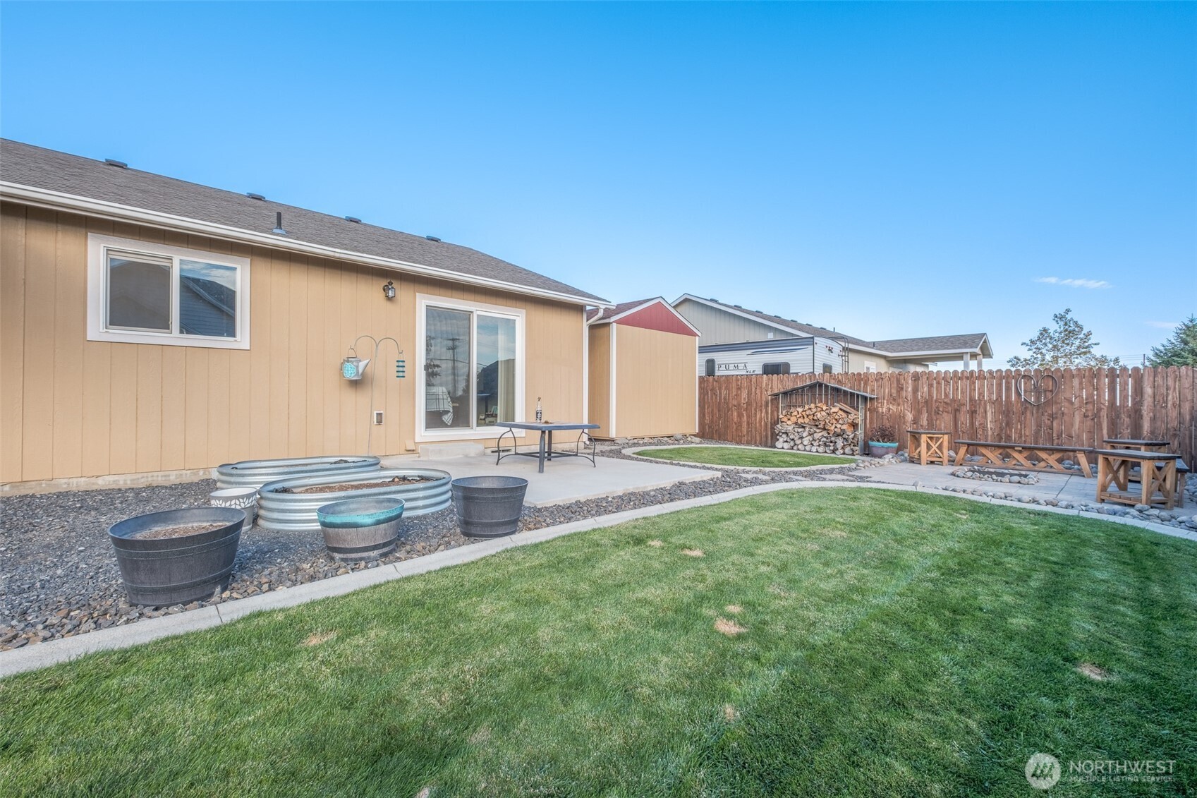 52 Linda Ridge Loop Ephrata, WA 98823 - Photo 31 of 40 a front view of house with yard and seating space