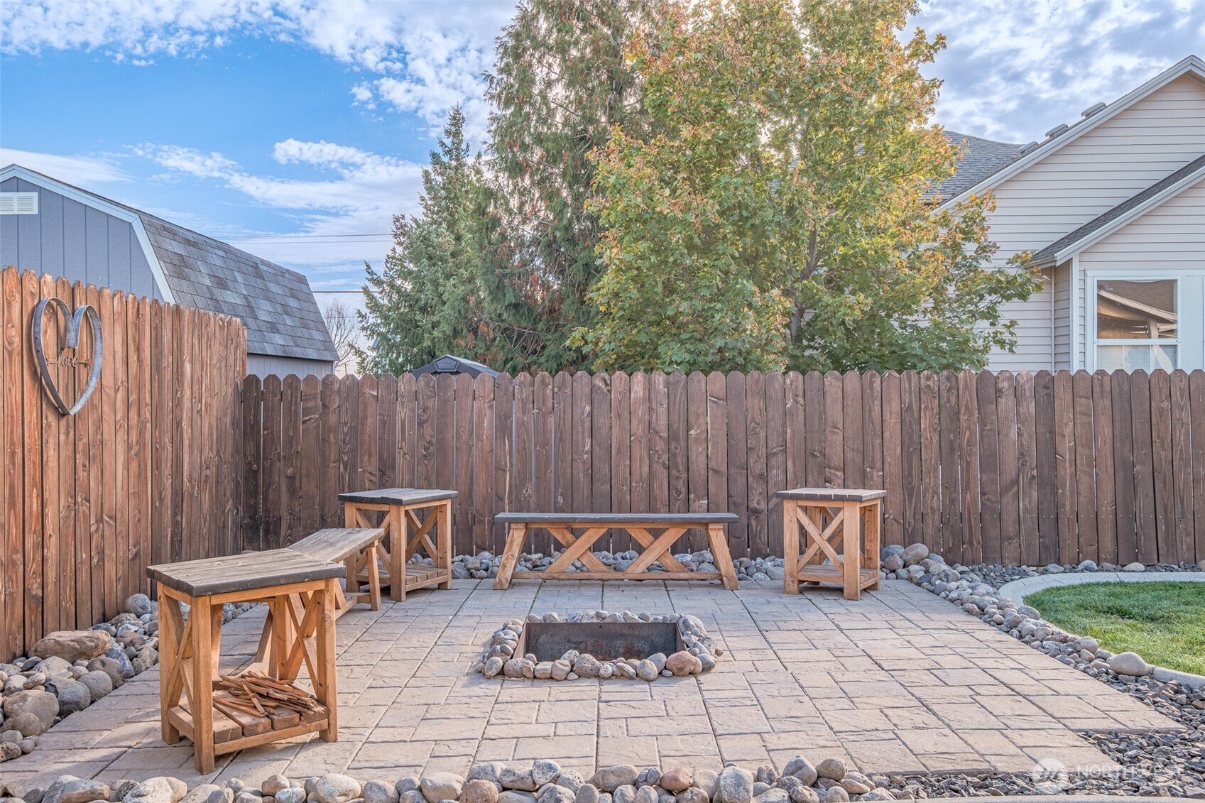 52 Linda Ridge Loop Ephrata, WA 98823 - Photo 33 of 40 a backyard of a house with fountain table and chairs