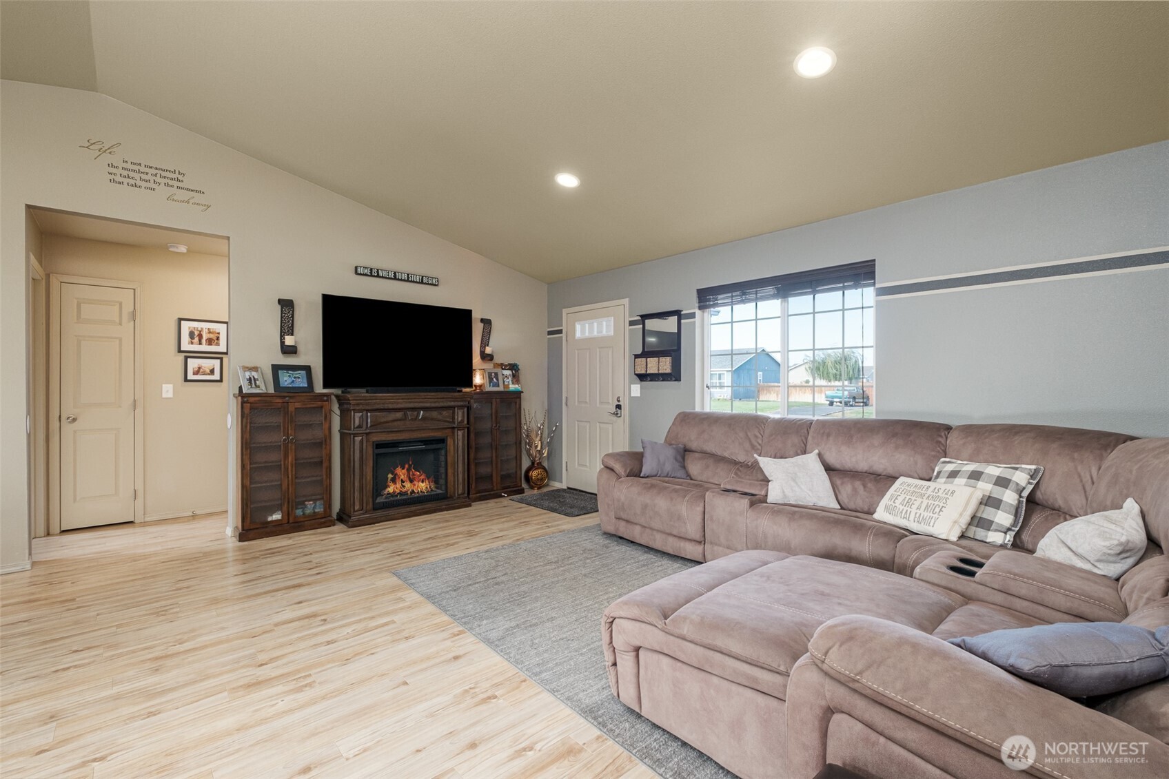 52 Linda Ridge Loop Ephrata, WA 98823 - Photo 4 of 40 a living room with furniture and a flat screen tv