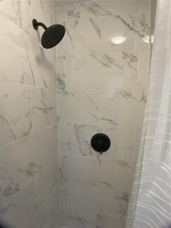 5038 Northeast Sandy Road Arcadia, FL 34266 - Photo 30 of 48 a bathroom with a shower