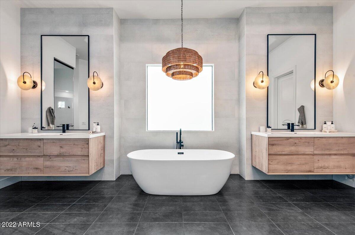 5316 East Royal View Drive South Phoenix, AZ 85018 - Photo 12 of 51 21-5316 E Royal View Dr 35