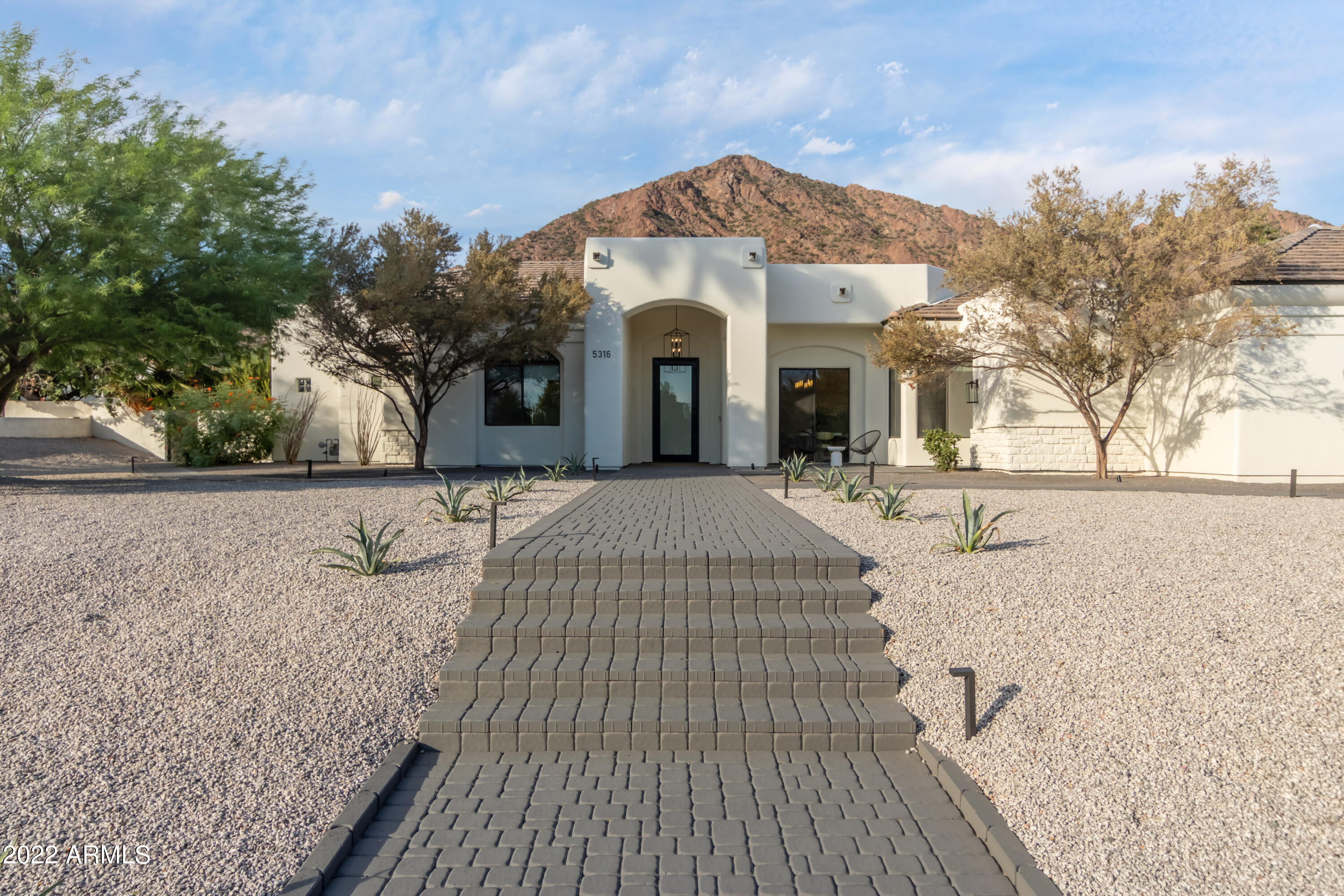 5316 East Royal View Drive South Phoenix, AZ 85018 - Photo 6 of 51 15 - Royal View