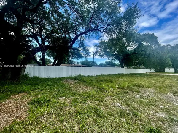 a view of yard with green space