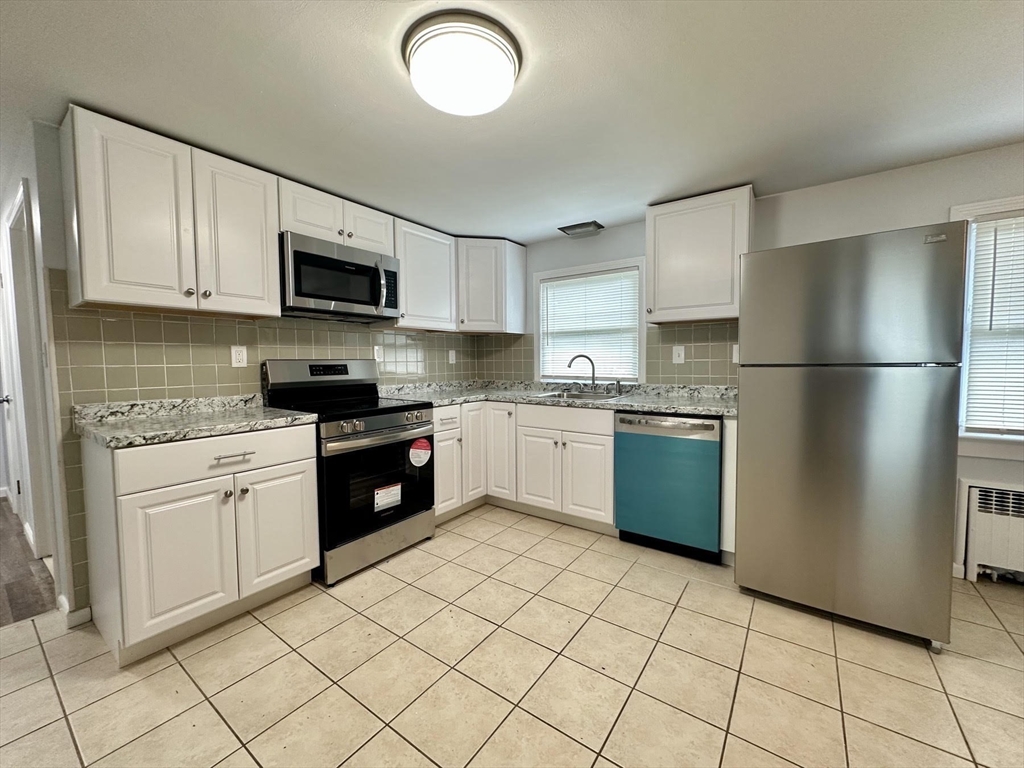 137 Carroll Street Springfield, MA 01108 - Photo 3 of 22
