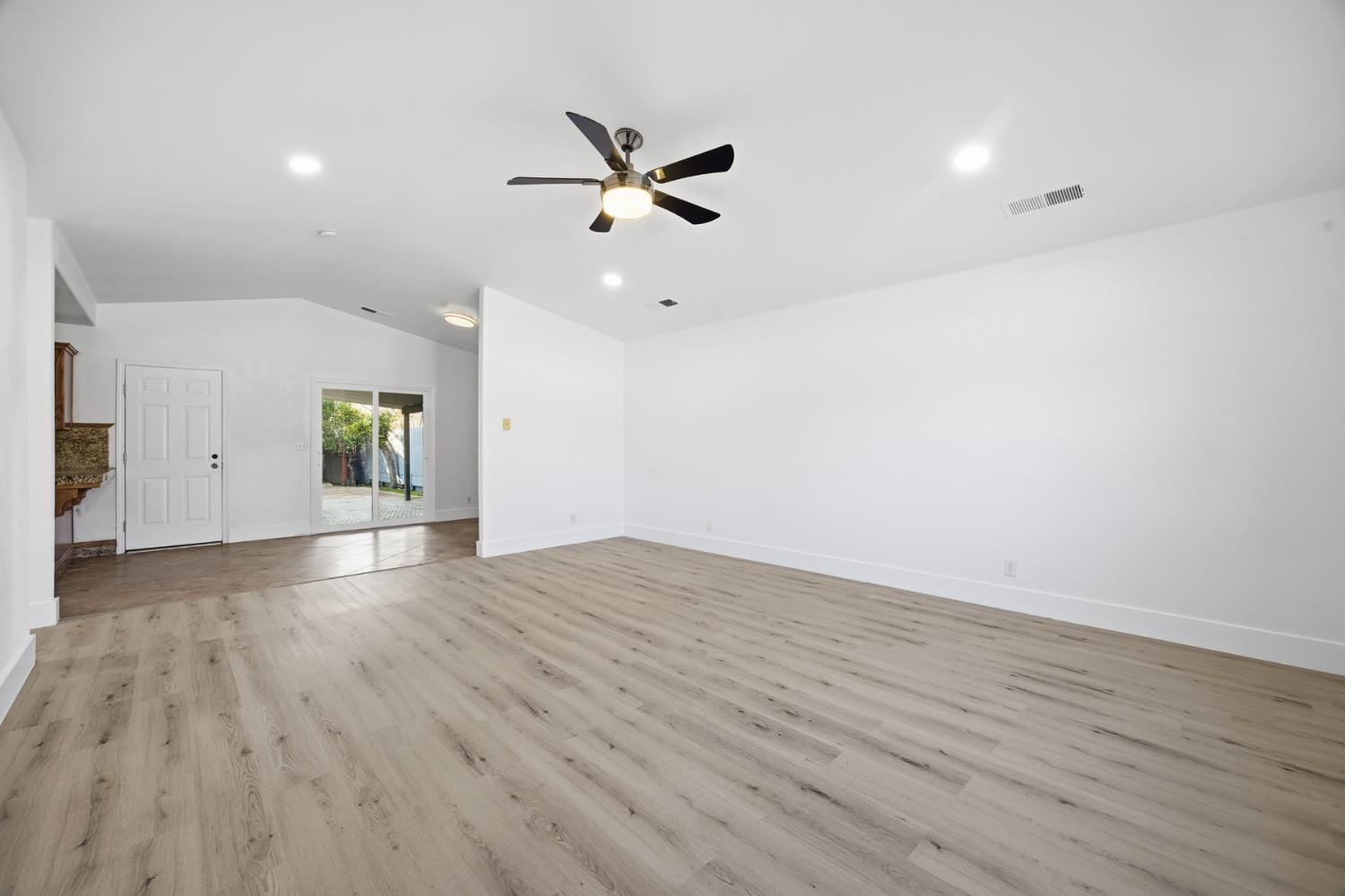 306 East Tulare Road Lindsay, CA 93247 - Photo 9 of 39