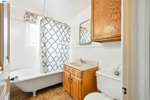 $499,000 | 556-558 Alcatraz Avenue, Oakland, CA 94609