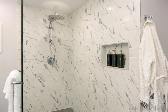 a view of empty room with a white wall