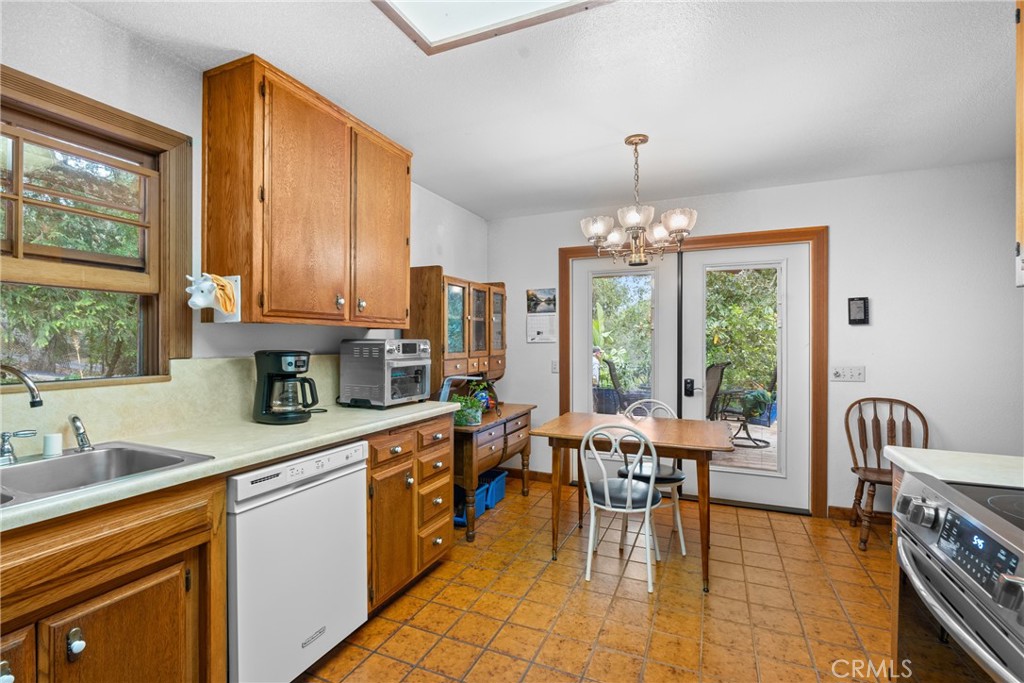 6650 Toro Creek Road Atascadero, CA 93422 - Photo 11 of 28 a large kitchen with a large window and dining table