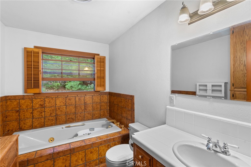 6650 Toro Creek Road Atascadero, CA 93422 - Photo 14 of 28 a bathroom with a sink a toilet and a bathtub