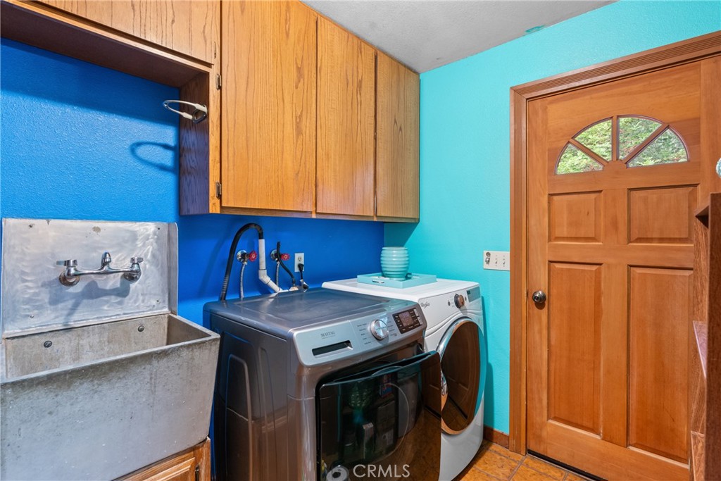 6650 Toro Creek Road Atascadero, CA 93422 - Photo 17 of 28 a utility room with dryer and washer