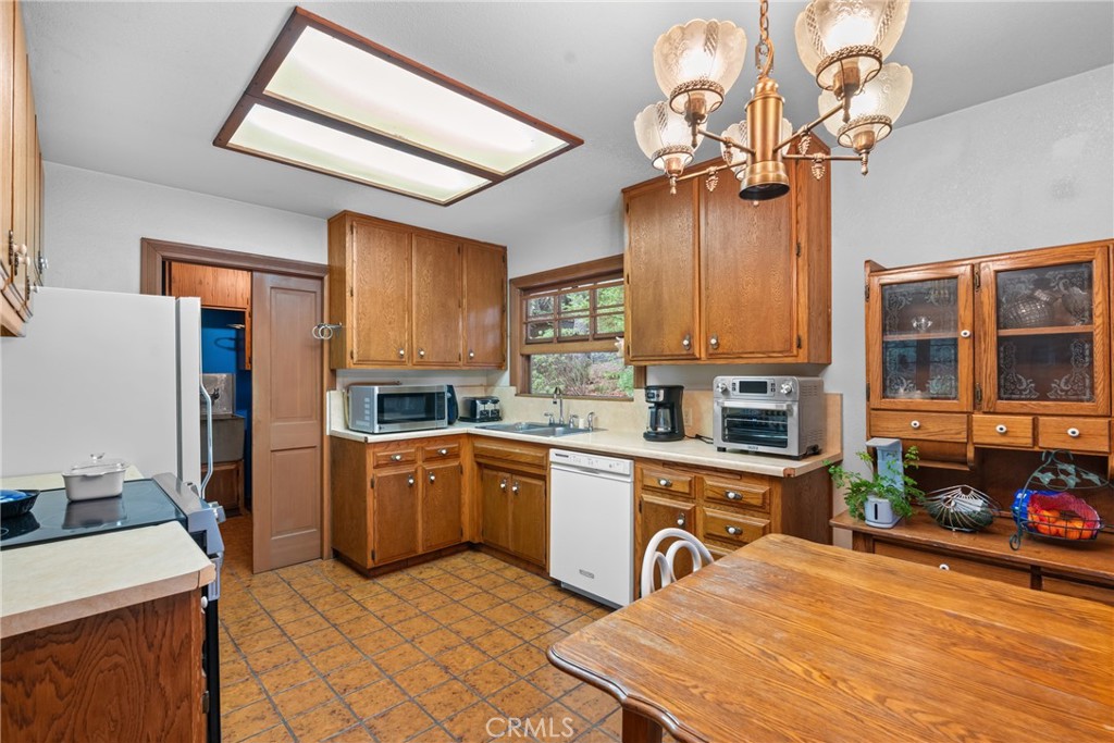6650 Toro Creek Road Atascadero, CA 93422 - Photo 9 of 28 a open kitchen with stainless steel appliances granite countertop a sink dishwasher and a refrigerator with wooden floor