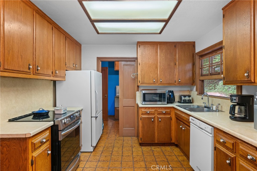 6650 Toro Creek Road Atascadero, CA 93422 - Photo 10 of 28 a kitchen with a sink stove and refrigerator