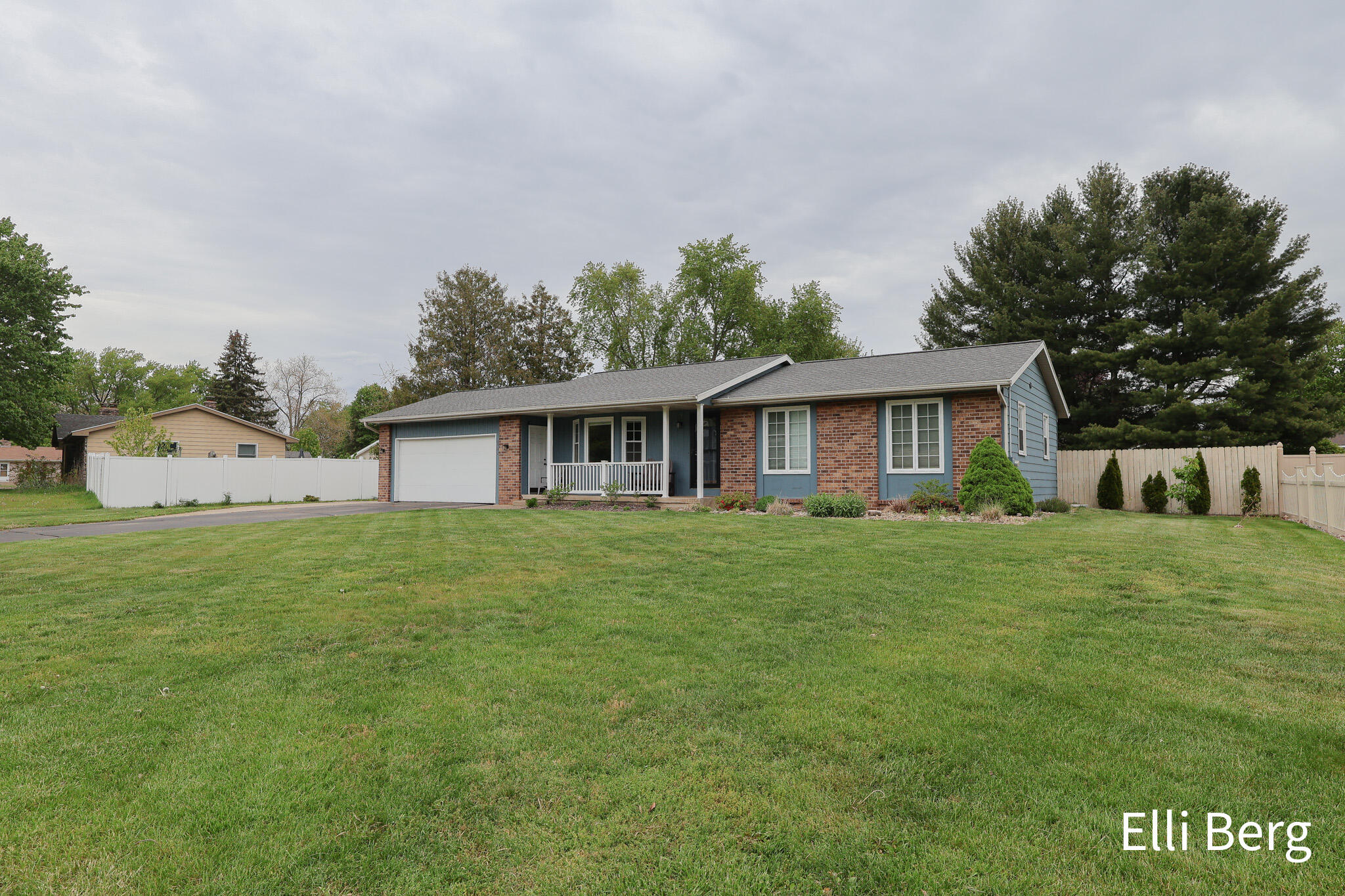 8742 Shadowbrook Drive Jenison, MI 49428 - Photo 3 of 34 IMG_4957