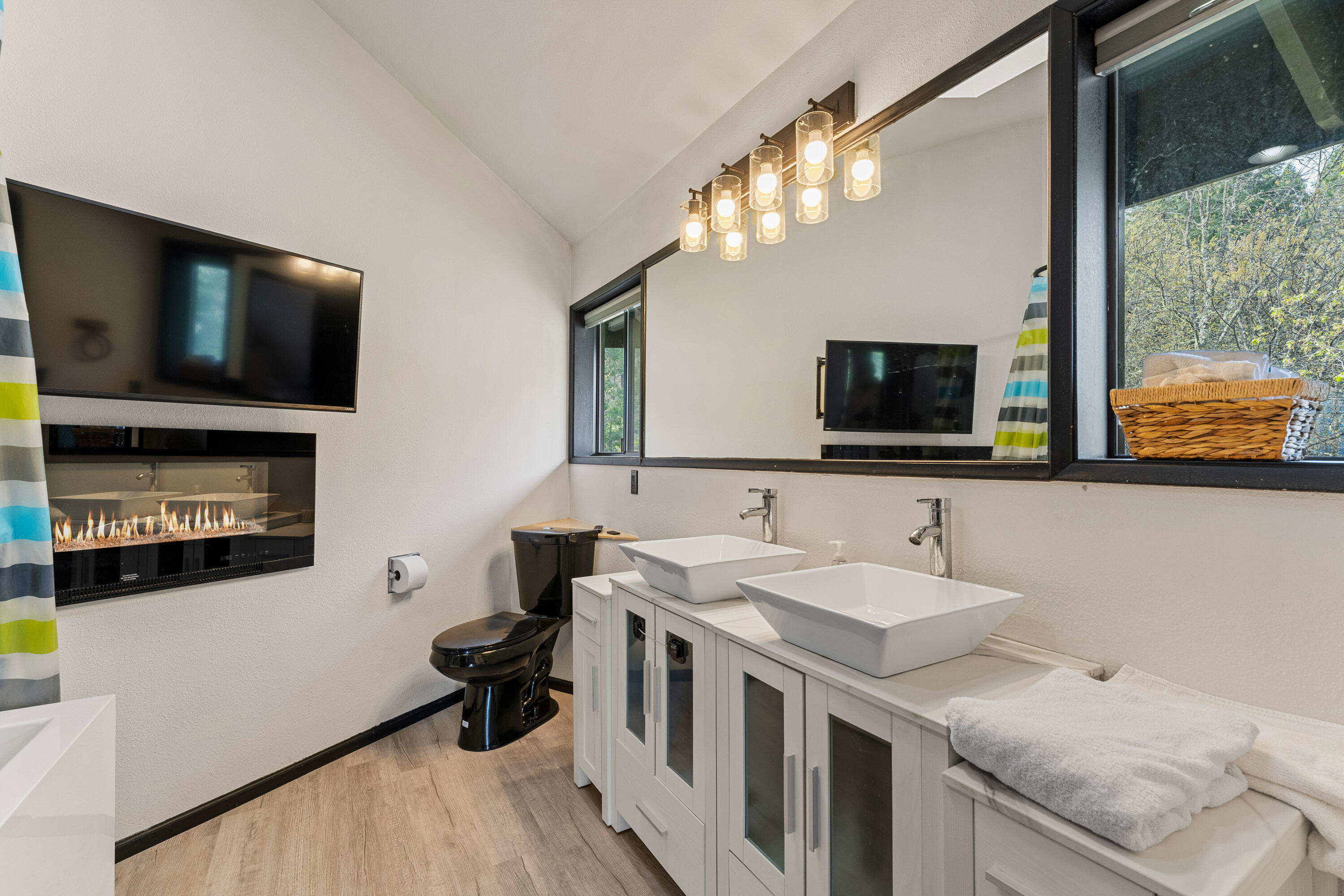 7201 Crowfoot Road Trail, OR 97541 - Photo 15 of 56 a kitchen with a sink and a flat screen tv