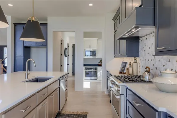 $950,522 | 2424 West 177th Street, Overland Park, KS 66085