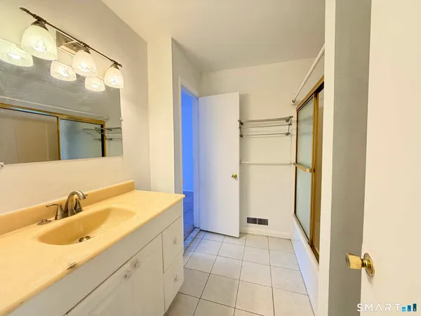 $2,300 | 14 Newtown Road, Unit A24, Danbury, CT 06810