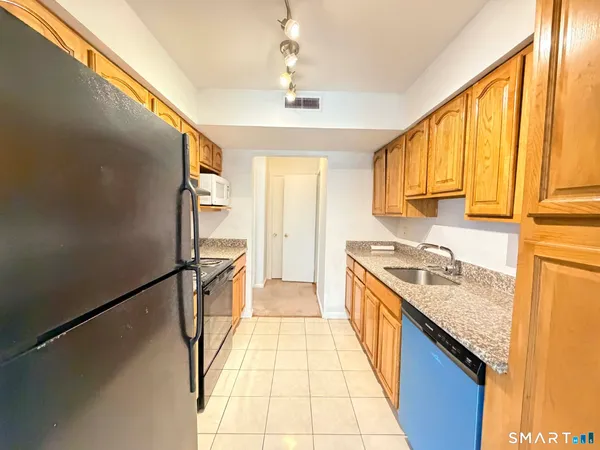 $2,300 | 14 Newtown Road, Unit A24, Danbury, CT 06810