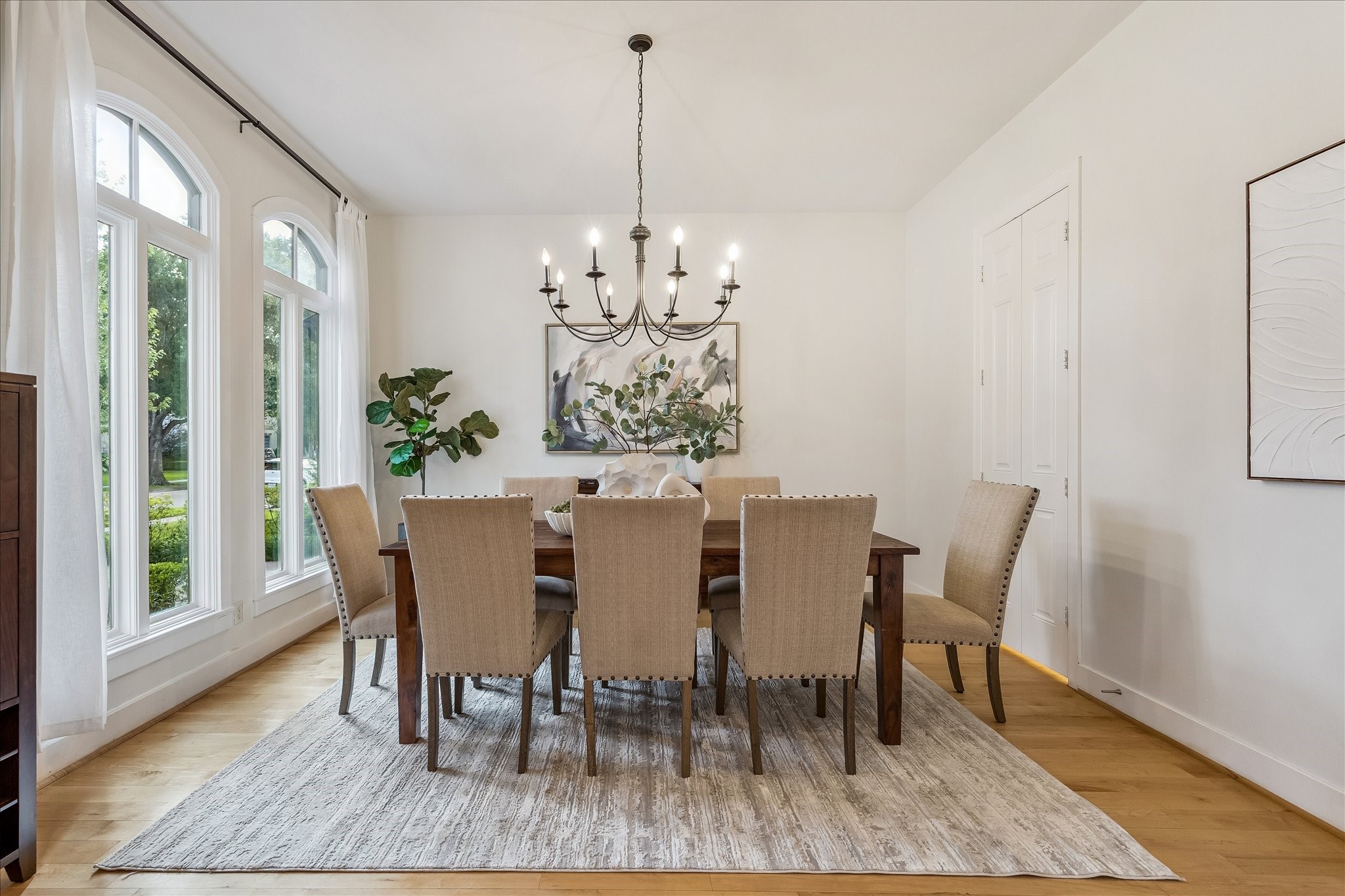 4010 Milton Street Houston, TX 77005 - Photo 6 of 49 DINING. Framed by a graceful archway and full of light thanks to oversized windows, creating an elegant setting for special family dinners, holiday gatherings and dinner parties.