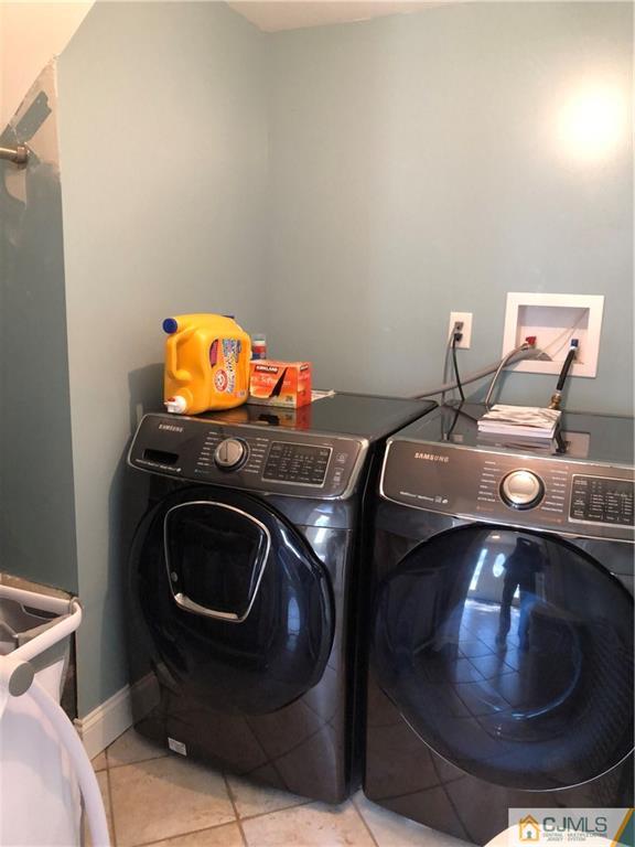 13 Phillips Road Edison, NJ 08817 - Photo 18 of 25 a utility room with dryer and washer
