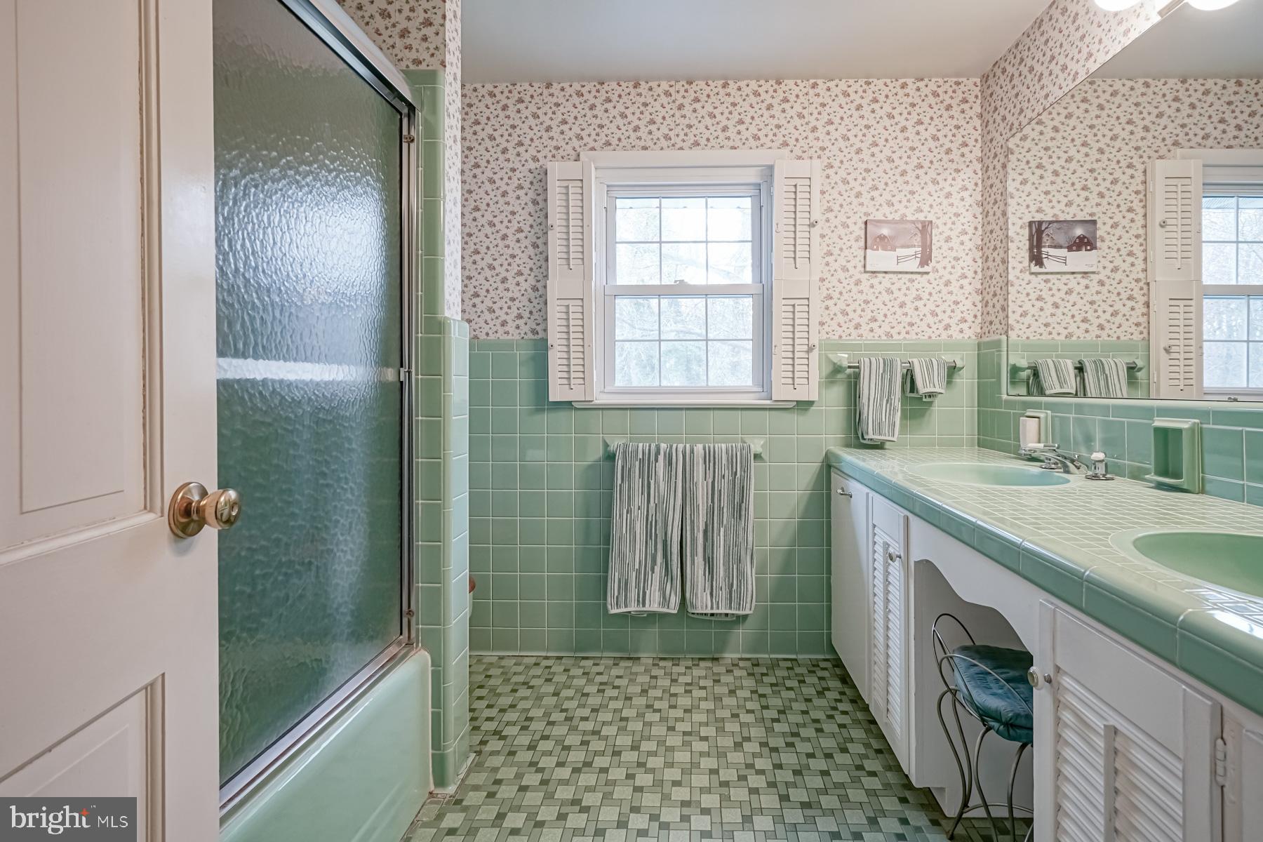 8 Meadow Road Pennsville, NJ 08070 - Photo 30 of 46 hallway bath