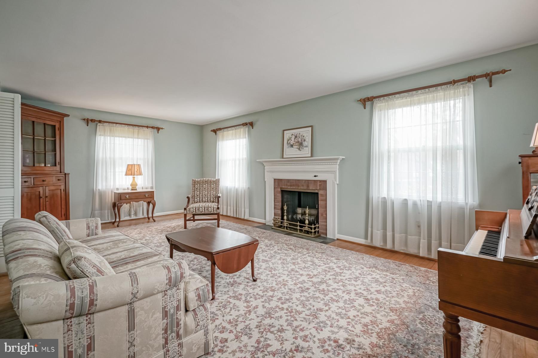 8 Meadow Road Pennsville, NJ 08070 - Photo 9 of 46 living room