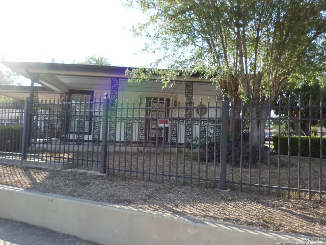 $1,400 | 210 Carmen Place, San Antonio, TX 78207