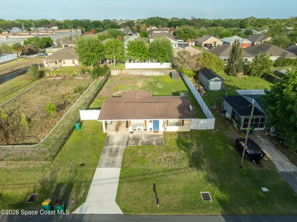 a view of a yard