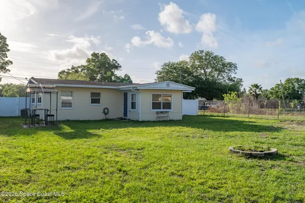 a view of a house with backyard and garden