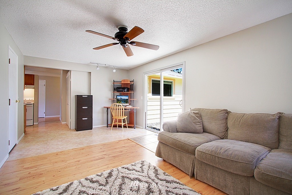 14402 158th Place Southeast Renton, WA 98059 - Photo 4 of 16 Gallery Image 4