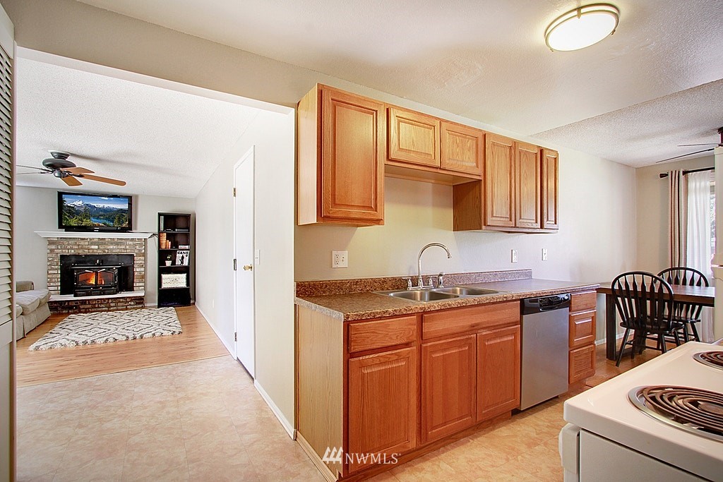 14402 158th Place Southeast Renton, WA 98059 - Photo 5 of 16 Gallery Image 5