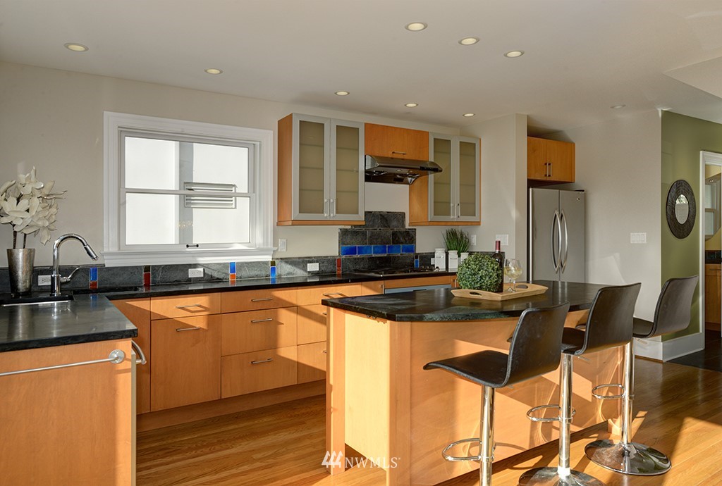 365 Prospect Street Seattle, WA 98109 - Photo 7 of 39 Gallery Image 7